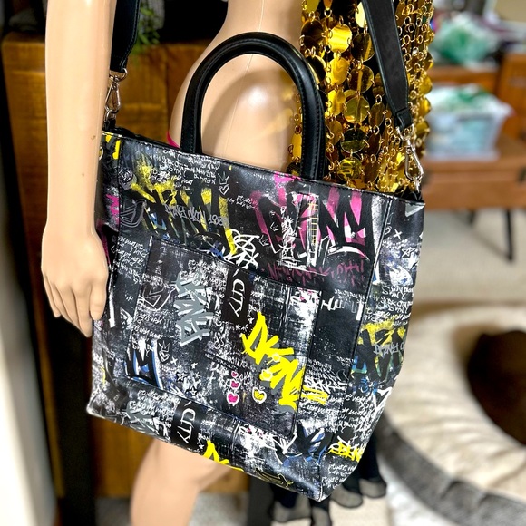 DKNY Graffiti Side Back - Picture 3 of 3